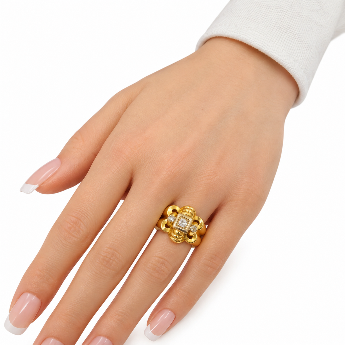 Bague ancienne rétro en or jaune 18 carats et diamants portée au doigt, montrant ses proportions
