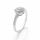 Bague double entourage en diamants naturels avec épaules serties, vue latérale.