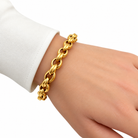 Bracelet à mailles doubles en or jaune 18 carats porté au poignet