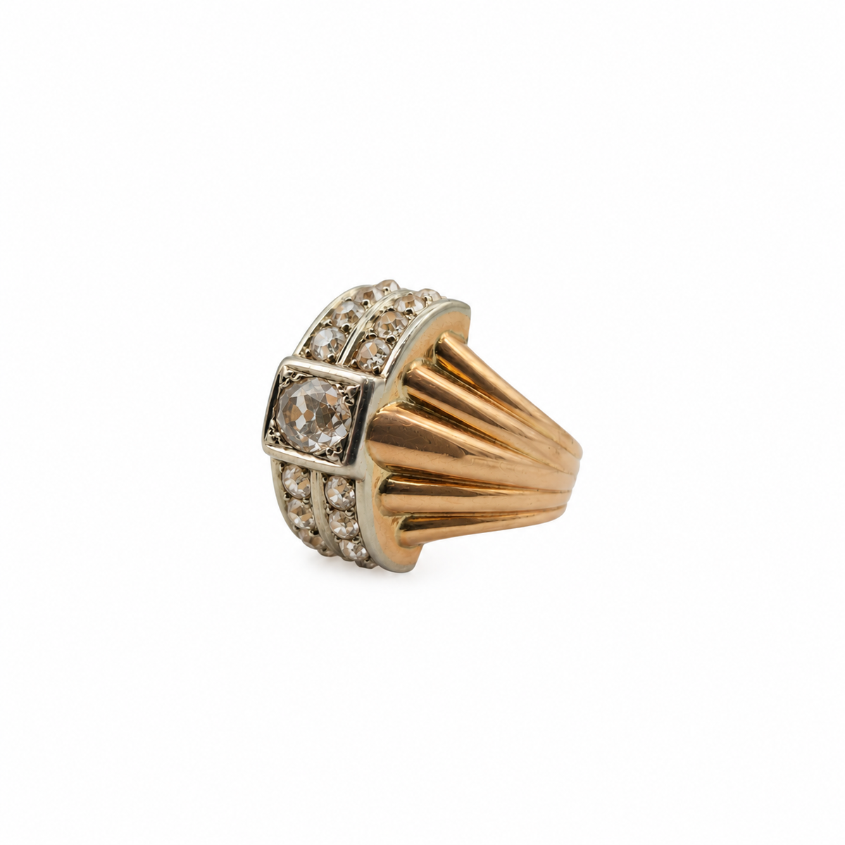 Bague Tank ancienne en or rose et platine avec diamant central de 0,75 carat, vue de profil sur monture godronnée