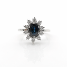 Bague marguerite en or blanc 18 carats sertie d'un saphir naturel ovale de 1,20 carat entouré de diamants naturels taille brillant, proposée par GemmeLuxe.