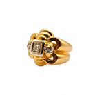 Bague ancienne en or jaune 18 carats et diamants, vue latérale montrant les volutes et le sertissage carré