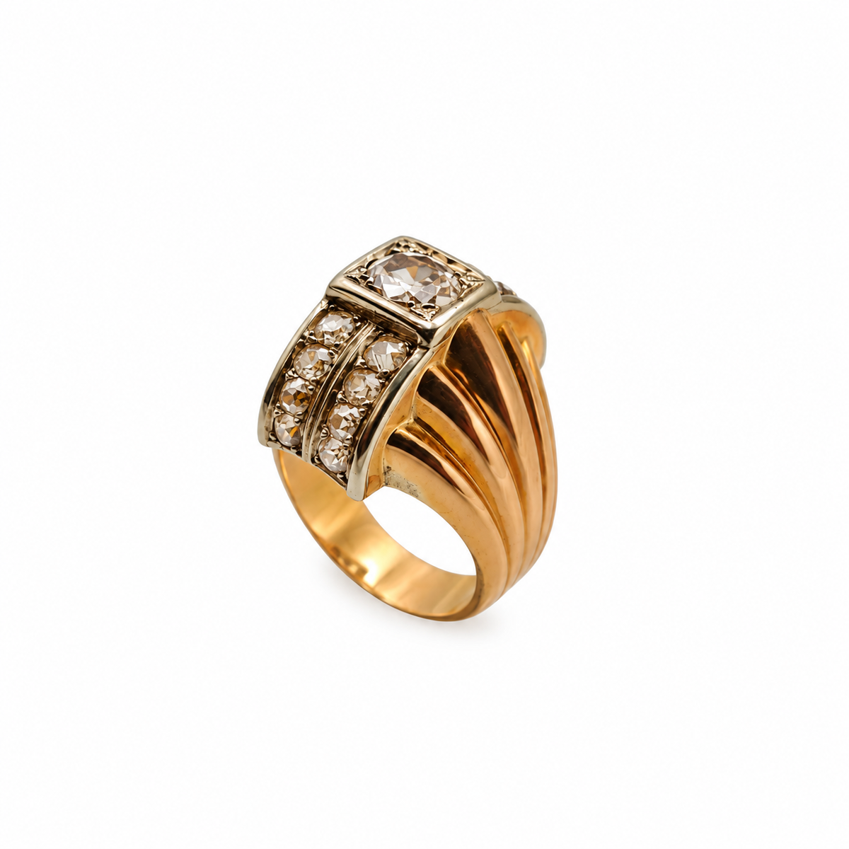 Bague ancienne en or rose et platine, vue oblique sur les deux rangées de diamants et le diamant central