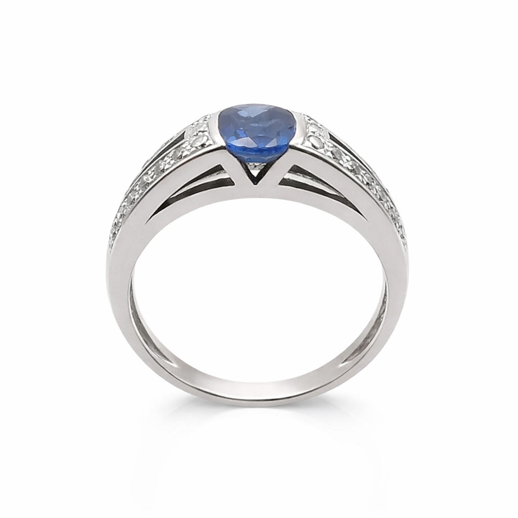 Vue de profil d'une bague en or blanc 18 carats montrant le saphir ovale et les épaules ajourées serties de diamants