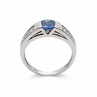 Vue de profil d'une bague en or blanc 18 carats montrant le saphir ovale et les épaules ajourées serties de diamants