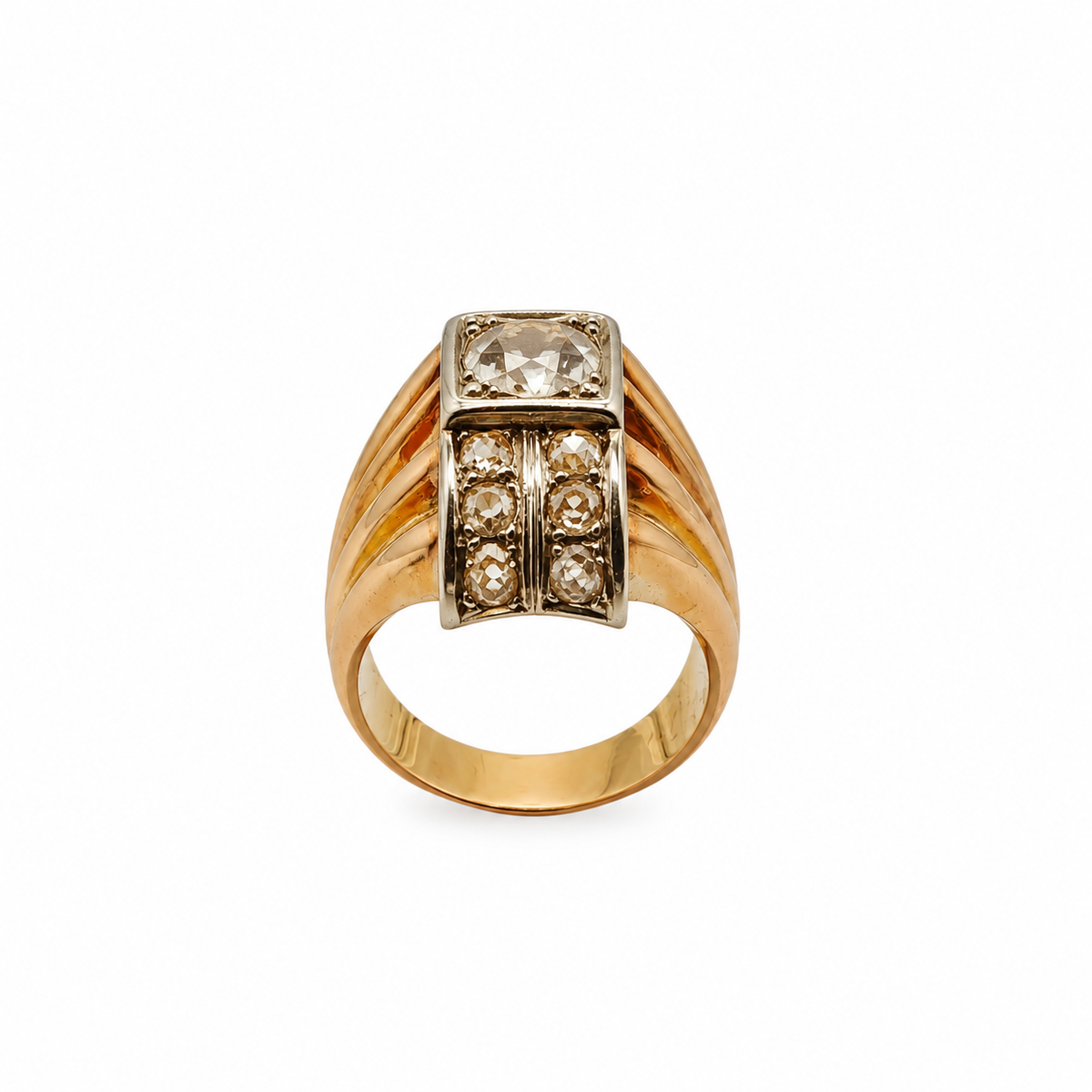Vue de face verticale d'une bague Tank vintage en or rose 18 carats et platine, sertie de diamants naturels