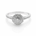 Bague en or blanc 9 carats sertie de 31 diamants naturels avec double entourage, vue de face.