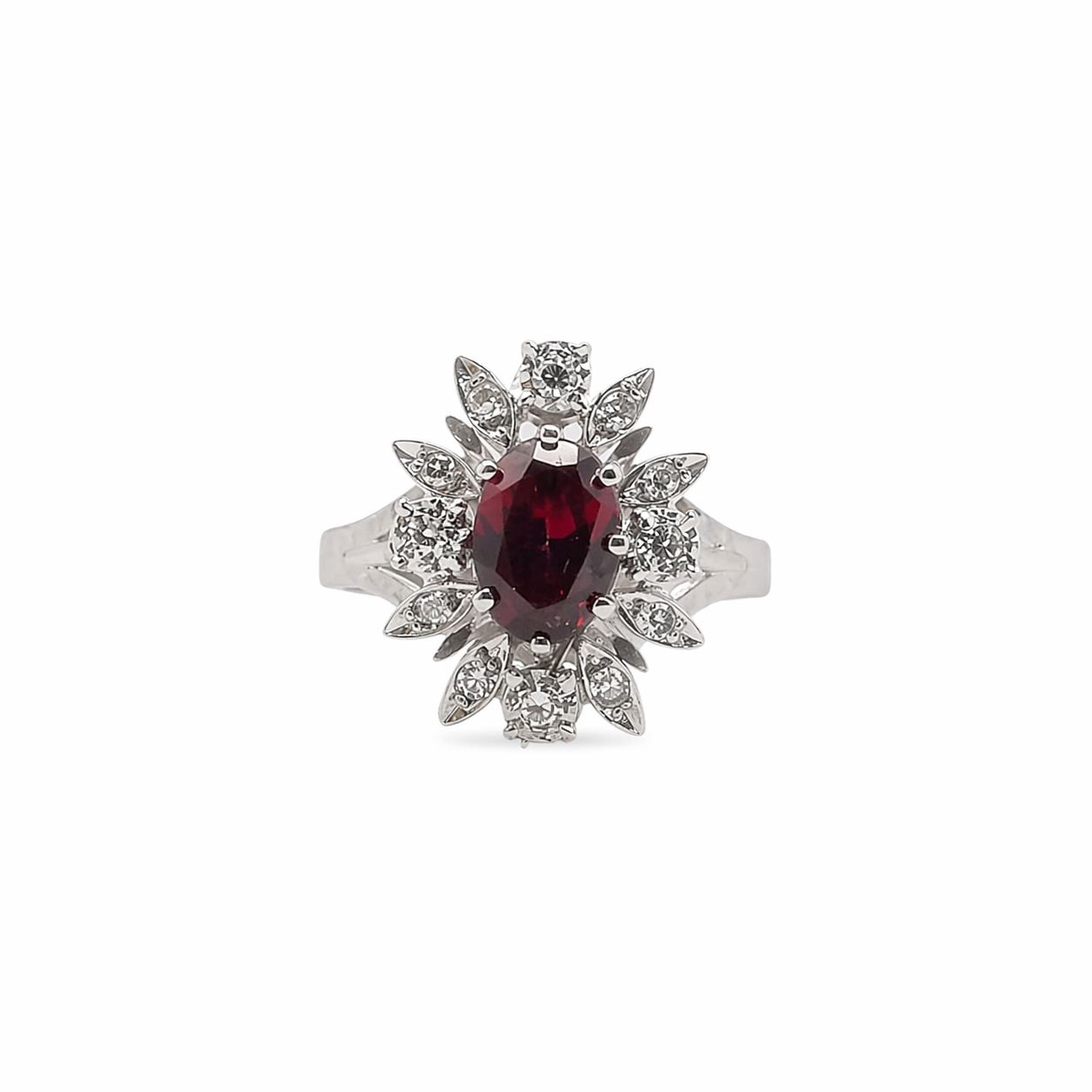Bague marguerite en or blanc 18 carats sertie d'un rubis naturel ovale d'environ 1,10 carat entouré de diamants naturels taille brillant, proposée par GemmeLuxe.