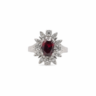 Bague marguerite en or blanc 18 carats sertie d'un rubis naturel ovale d'environ 1,10 carat entouré de diamants naturels taille brillant, proposée par GemmeLuxe.
