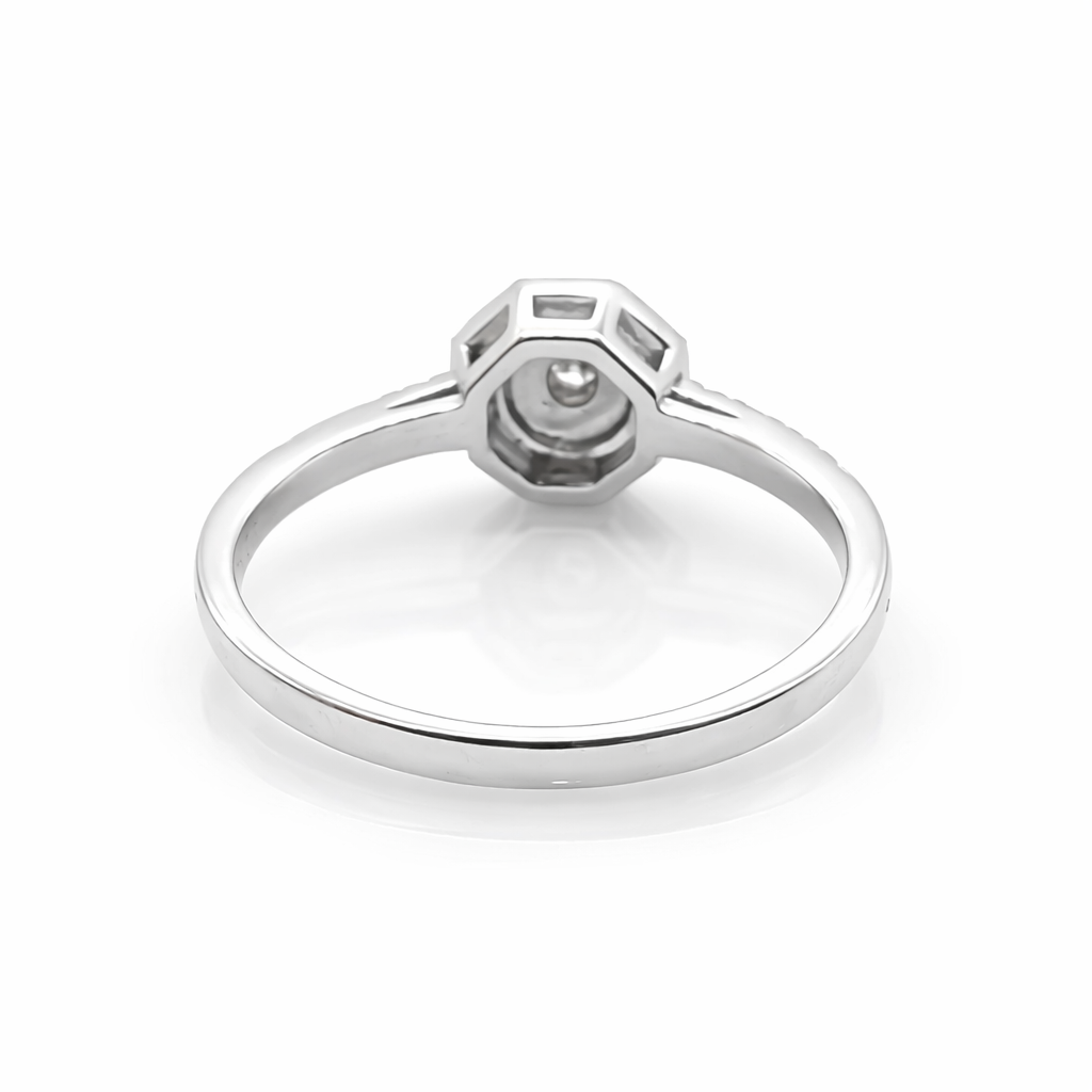 Vue arrière de la bague en or blanc 9 carats montrant le dessous de la monture.