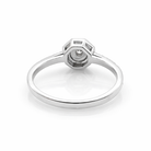 Vue arrière de la bague en or blanc 9 carats montrant le dessous de la monture.
