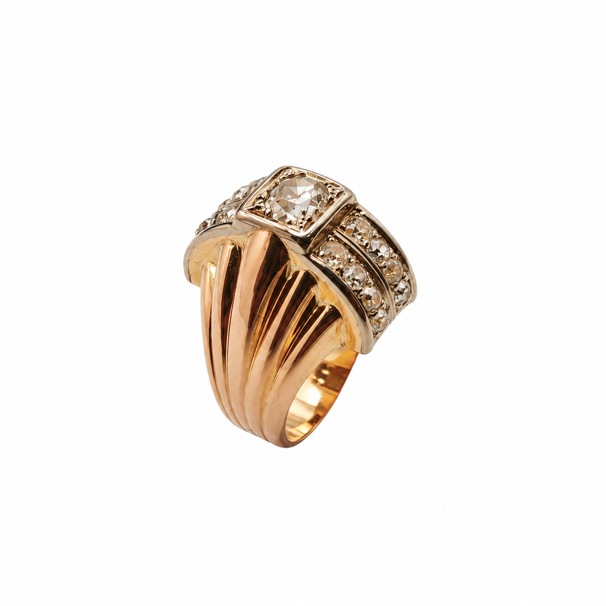 Bague Tank en or rose 18 carats et platine, vue trois quarts montrant le diamant central et les épaules nervurées