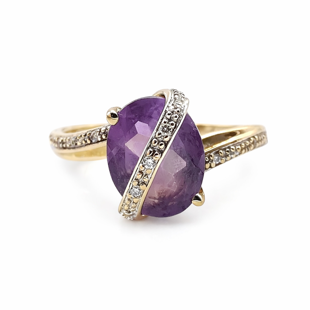 Bague en or jaune 18 carats sertie d'une améthyste naturelle taille ovale d'environ 1,80 carat et de 7 diamants naturels taille brillant, proposée par GemmeLuxe.