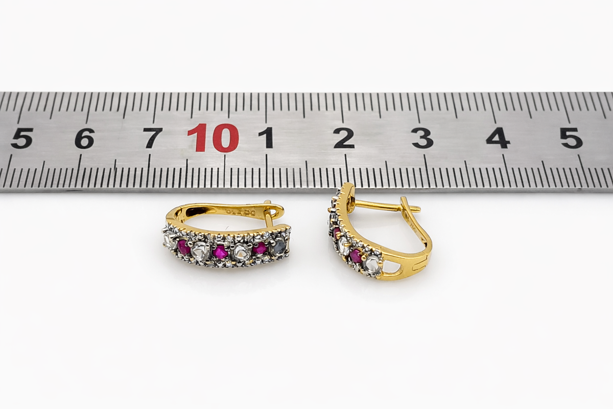 Vue de profil de boucles d’oreilles vintage en or jaune 18 carats