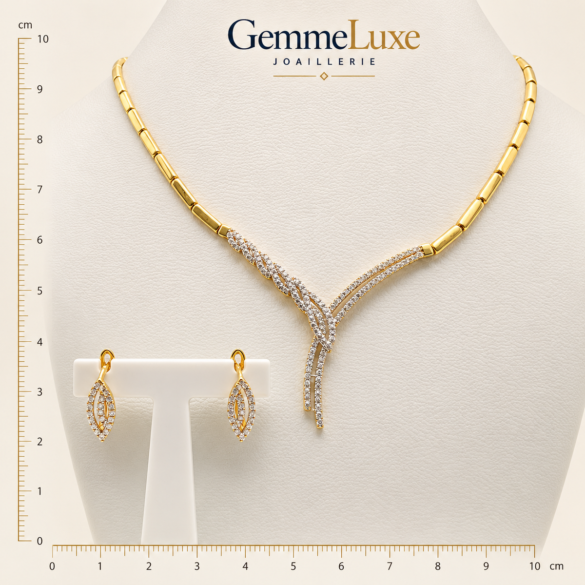 Parure GemmeLuxe en or jaune 18 carats, collier et boucles assorties présentés avec règle graduée