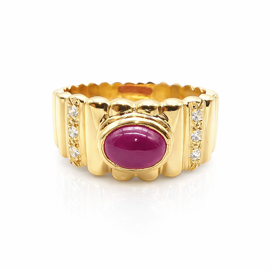 Bague en or jaune sertie d’un rubis cabochon ovale et de diamants