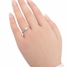 Bague solitaire fleur en or gris 18 carats et diamants portée sur la main, taille 54
