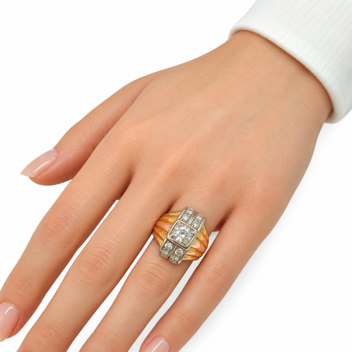 Bague Tank vintage en or rose et platine ornée de diamants taille ancienne, portée à la main