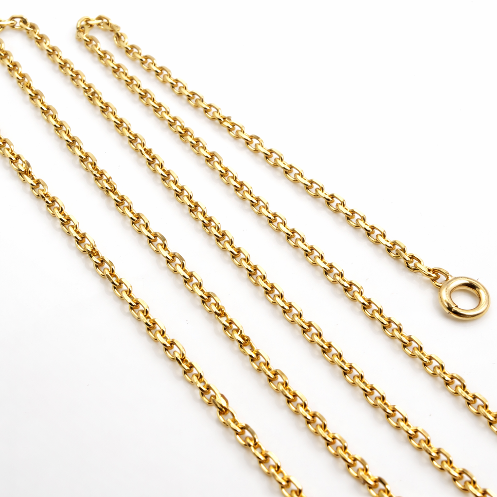 Gros plan des maillons et du fermoir anneau ressort d'une chaîne en or jaune 18 carats.
