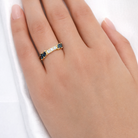 Bague ancienne saphirs bleus et diamants en or jaune 18 carats portée au doigt