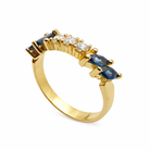 Bague ancienne saphirs et diamants en or jaune 18 carats, vue de trois quarts montrant l'alternance des pierres