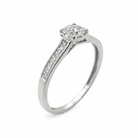 Bague diamant motif floral en or blanc 18 carats, vue de trois quarts montrant les épaules serties