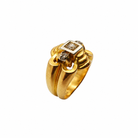 Vue de trois quarts d'une bague ancienne en or jaune 18 carats avec monture sculptée et diamants