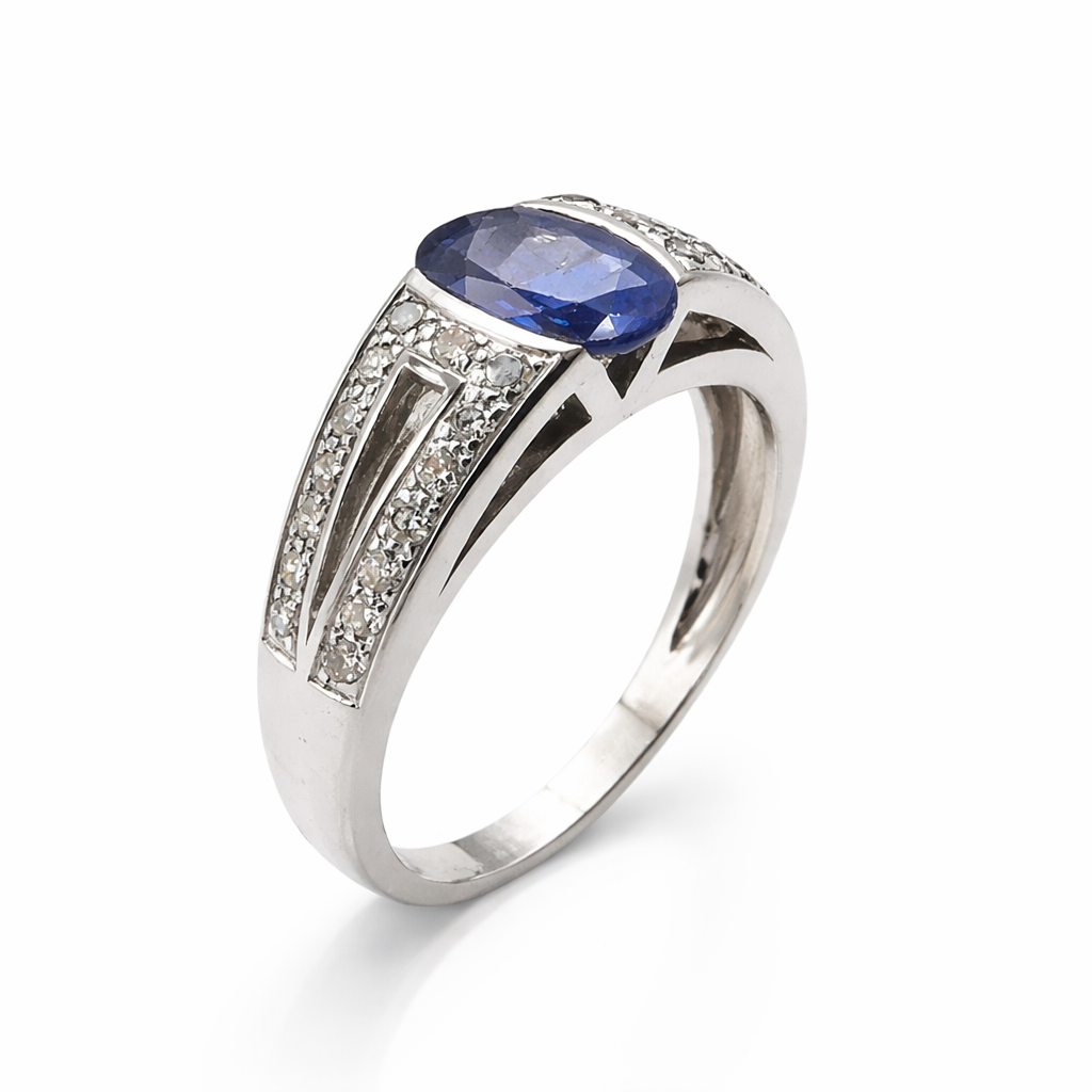 Bague saphir et diamants en or blanc 18 carats, vue oblique montrant les détails du sertissage et de la monture ajourée