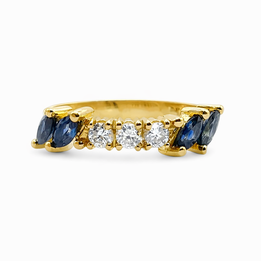 Bague ancienne en or jaune 18 carats avec quatre saphirs bleus et trois diamants taille brillant, vue de face