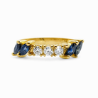 Bague ancienne en or jaune 18 carats avec quatre saphirs bleus et trois diamants taille brillant, vue de face