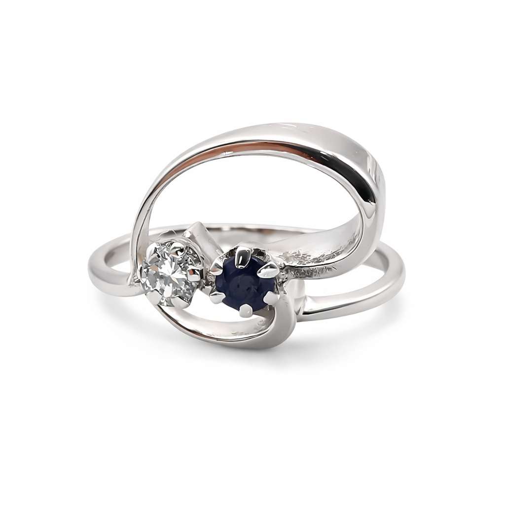Bague en or blanc 18 carats au design contemporain sertie d'un saphir naturel et d'un diamant naturel taille brillant de qualité G/VVS, proposée par GemmeLuxe
