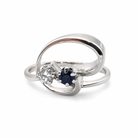 Bague en or blanc 18 carats au design contemporain sertie d'un saphir naturel et d'un diamant naturel taille brillant de qualité G/VVS, proposée par GemmeLuxe