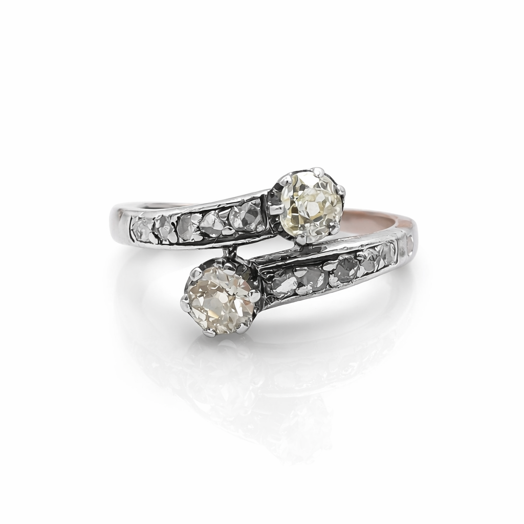 Bague Toi & Moi ancienne en or rose 18 carats et argent sertie de deux diamants naturels taille ancienne et de diamants taille rose, bijou ancien proposé par GemmeLuxe.