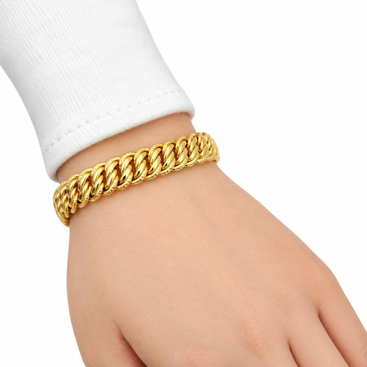 Bracelet maille américaine en or jaune 18 carats porté au poignet