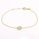 Bracelet Guérin en or jaune 750, chaîne fine et motif rond serti de 17 diamants.