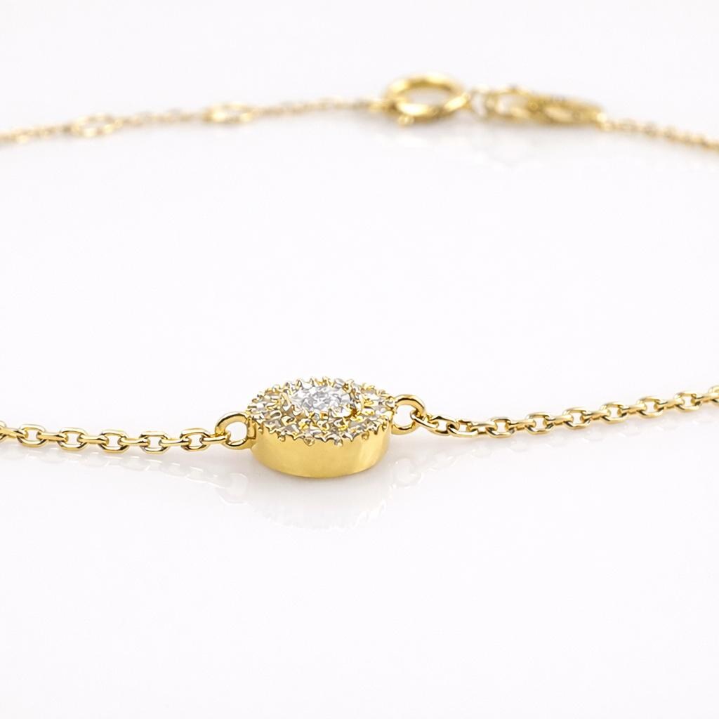 Détail du sertissage du bracelet Guérin en or jaune 18 carats avec diamant central entouré de diamants.