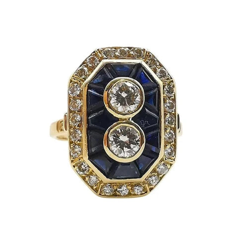 Bague ancienne en or jaune 18 carats sertie de deux diamants naturels entourés de saphirs calibrés et d'un pavage de diamants, bijou ancien proposé par GemmeLuxe.