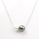 Collier Guérin en or blanc 18 carats avec perle de Tahiti et perle blanche