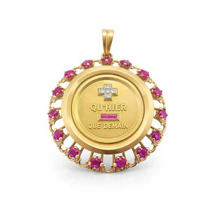 Médaille d'Amour AUGIS — "Plus qu'hier, moins que demain" — Or jaune 18K, Rubis & Diamants — Signée